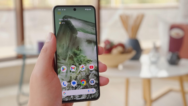 En person som håller en Google Pixel 8 i handen