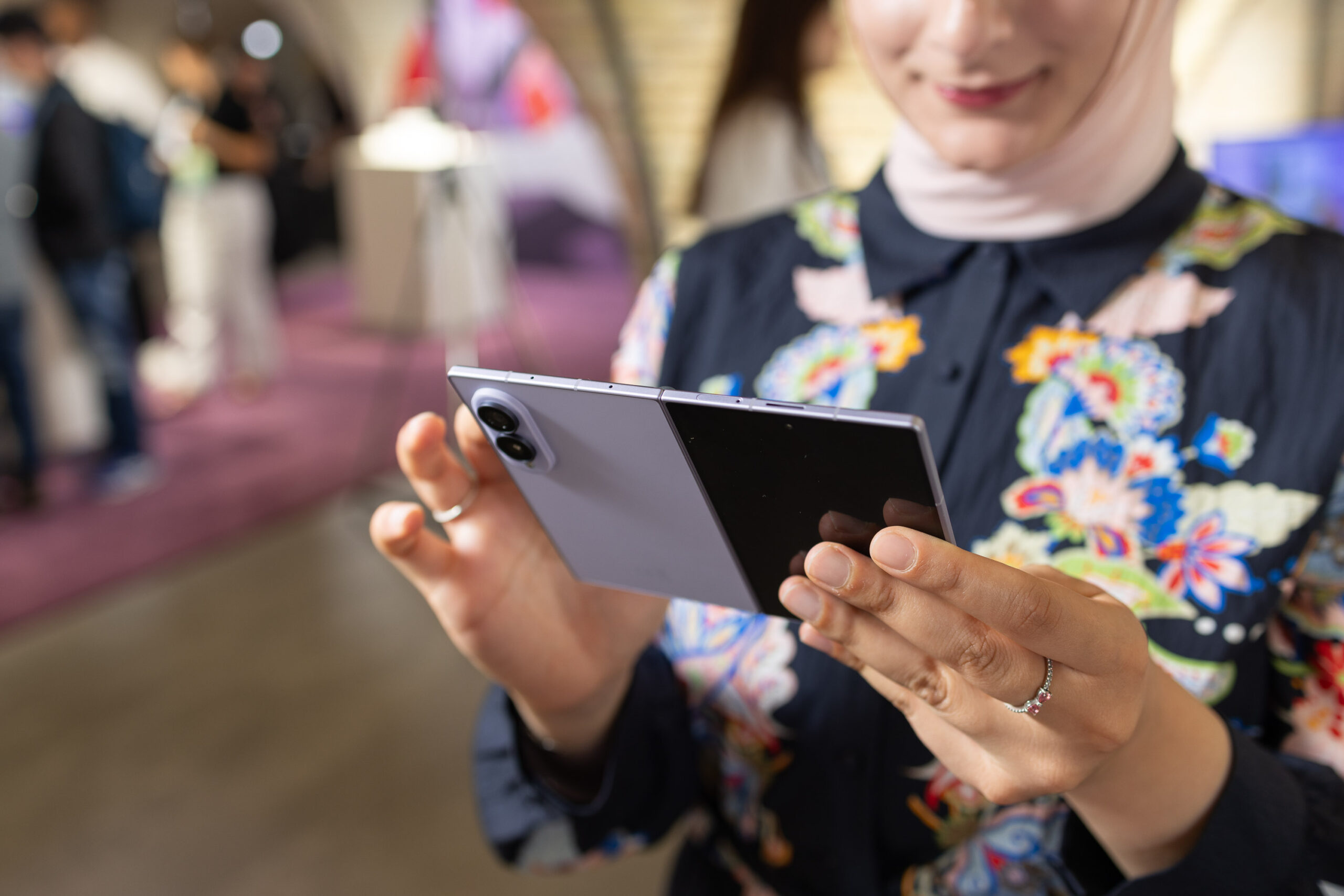 Samsung Galaxy Z Fold 8 uppvikt med den stora inre skärmen