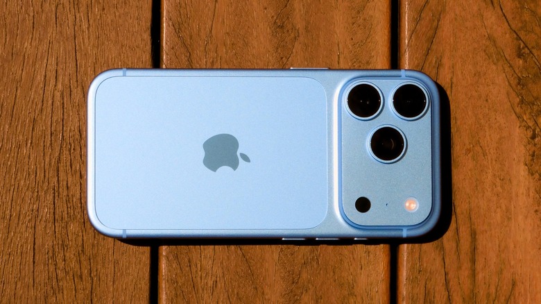 Fem funktioner i iPhone 18 Pro du vill testa direkt när du packar upp den Baksidan av en blå iPhone 18 Pro med kamerasystemet